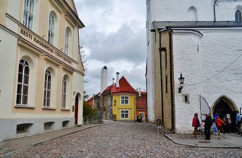 Улица Тоом-Кооли, справа — фасад Домского собора, слева — Эстонская торгово-промышленная палата