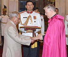 Der Apostolische Nuntius-Designierte des Heiligen Stuhls, Msgr. Giambattista Diquattro überreicht dem Präsidenten Shri Pranab Mukherjee am 29. März 2017 in Rashtrapati Bhavan in Neu-Delhi seine Zeugnisse