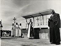Joseph Oliver Bowers, episcop de Accra binecuvântează credincioșii (1953).
