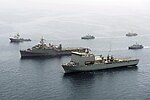 La Royal Fleet Auxiliary-amfibia atakŝipo RFA Lana veŝto-Bay (L3009) kaj la flosante antaŭen ensceniganta bazo (intervalo) USS-prostituisto (AFSB (mi) 15) gvidas formadon de ŝipoj en la Persa Golfo-Majo 21, 2013 130521-N-OA702-327.jpg