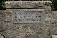 Robert Brough'un mezarı, St Machar Katedrali churchyard.jpg