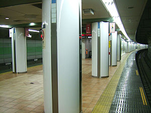 Tokyu-теміржол-тойоко-сызық-Tammachi-station-platform.jpg