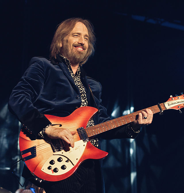 https://upload.wikimedia.org/wikipedia/commons/thumb/c/cd/Tom_Petty_Live_in_Horsens.jpg/640px-Tom_Petty_Live_in_Horsens.jpg