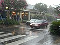 Billedet er ikke sløret. Det er bare regnen, der får det til at se sådan ud. Bygningerne bag regnen er French Market ved Decatur Street.