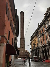 De toren Asinelli, gezien van de Via Rizzoli