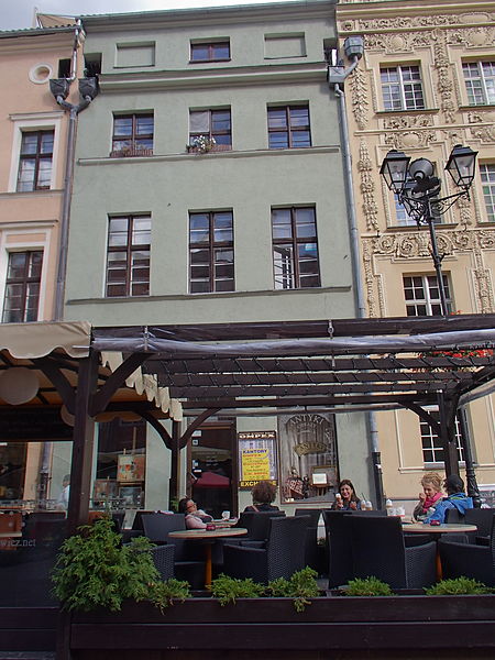 File:Toruń, Rynek Staromiejski 34, fasada budynku.JPG