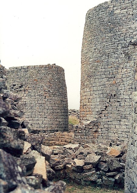 Tập_tin:Tower,_Great_Zimbabwe1.jpg