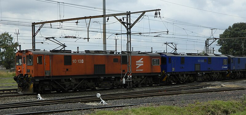 File:Transnet Class 10 128 and 10 088 at Saaiwater Yard. (17273944706).jpg