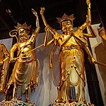 วัดพระหยก (Jade Buddha Temple) (เซี่ยงไฮ้, ประเทศจีน) - เทวรูปของพระวัชรปาณีโพธิสัตว์ (Mìjī Jīngāng) ทางซ้ายและ พระมรีจิเทวี (Mólìzhītiān) ทางขวา