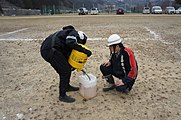 東日本大震災におけるトモダチ作戦でアメリカ海軍から暖房用の軽油を受け取る釜石消防団員（2011年3月15日）