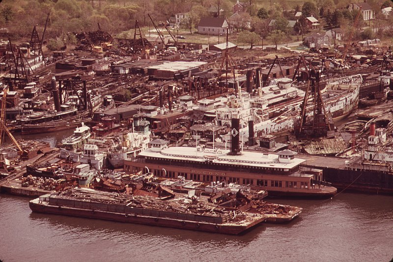 File:VIEW FROM CARTERET, NJ, ACROSS THE ARTHUR KILL TO STATEN ISLAND SCRAPYARD AND SHIP GRAVEYARD - NARA - 551997.jpg