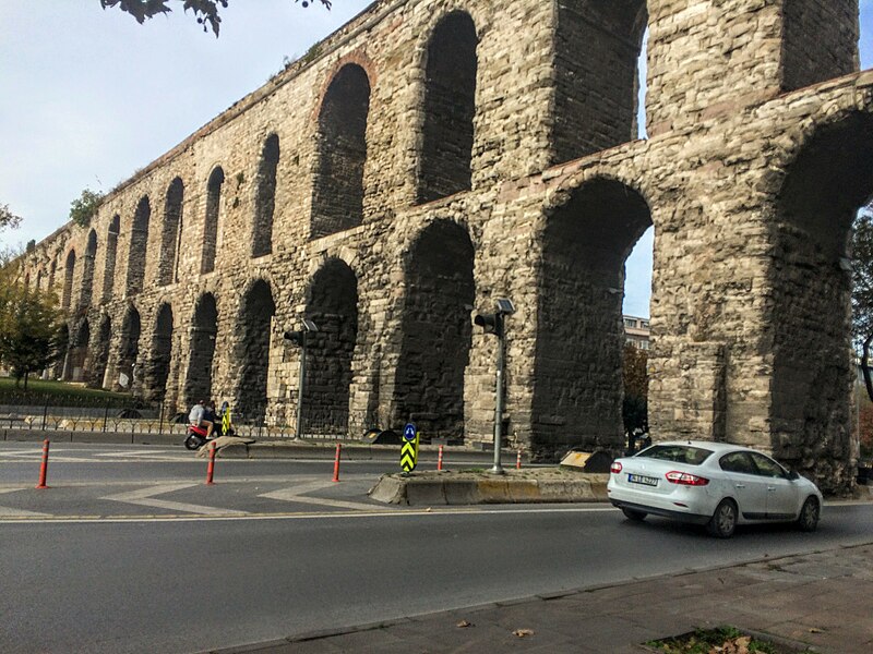 File:Valens Aquaduct Fatih Istanbul.jpg