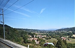 Le val de Virieu depuis la voie ferrée Lyon-Grenoble.