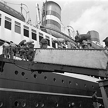 Volendam embarking Dutch troops in July 1947 Vertrek Volendam met militairen, Bestanddeelnr 902-2844.jpg