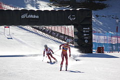 Rekabet üniformalı iki kadın kayakçı
