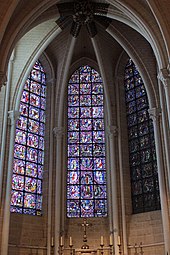 Le vitrail des Apôtres, au centre de la chapelle du même nom.