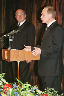 Anatoly Iksanov (vänster) och Vladimir Putin (2001)