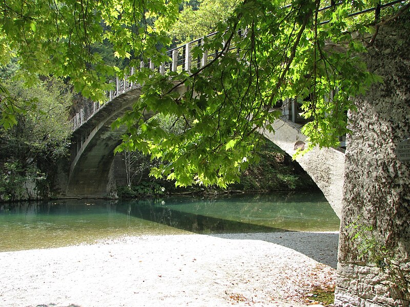 File:Voidomatis bridge on the way to Papigo.jpg