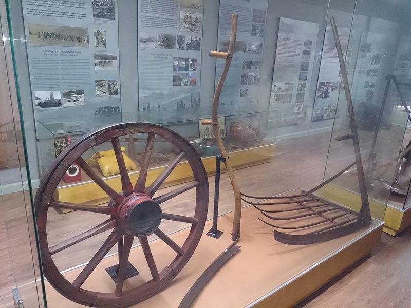 File:Wagon wheel and hay fork hout bay museum.JPG