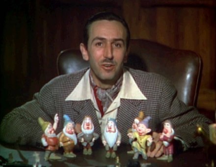 Walt Disney stelt elk van de zeven dwergen voor aan het publiek in een scène uit de originele uitgave van de film.