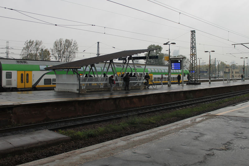 File:Warszawa Zachodnia - peron 3 (1), 2015-10-21.jpg