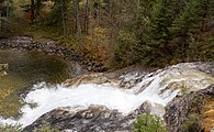 English: The Schronbach waterfall near the Sylvenstein reservoir. View to the lower part (below the street). Deutsch: Der Schronbach Wasserfall (nahe Sylvensteinspeicher). Blick auf die unteren Fallstufen (unterhalb der Straße).