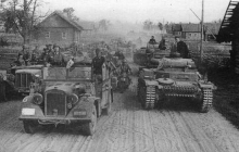Panzer units move through Pruzhany in western Belarus in June 1941. Wehrmacht Panzergruppe 3 pad Pruzhanai 1941.gif