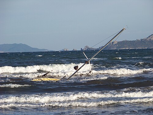 Ein gestrandetes Boot am Strand