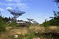 De radiotelescoop-antennes van Astron op het kampterrein