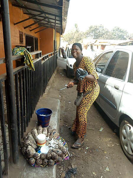 File:Woment selling Casava in Conakry.jpg