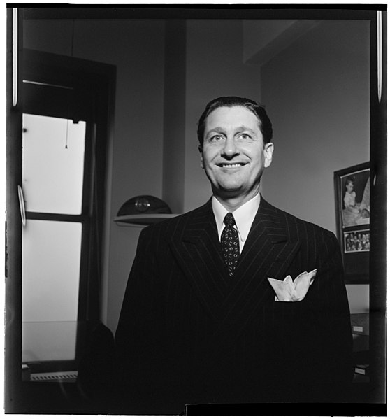 Datei:(Portrait of Lawrence Welk, Down Beat office, New York, N.Y., between 1946 and 1948) (LOC) (5148807828).jpg