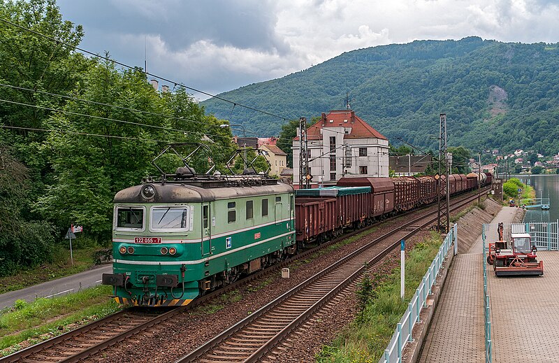 File:ČD Cargo 122.055, Ústí nad Labem-Střekov.jpg