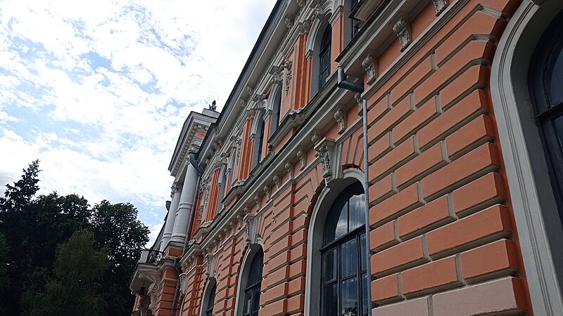 File:Колишній будинок земельного банку, Полтава. Ліпнина на стіні.jpg