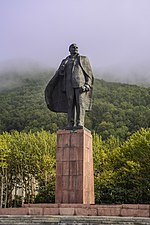 Monument till V. I. Lenin på stadens torg med samma namn