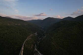 Пругата Гостивар-Кичево и локалниот пат за селото Падалиште