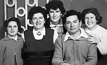 משפחת שריד - אריה לוי שריד, אשתו סלווה ושלושת בנותיו בקיבוץ נווה ים, שנות ה-50