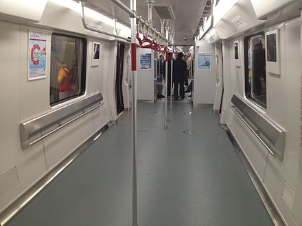 L3型列车仅设置两条6人座长椅的车厢内部