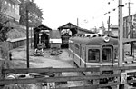 電化時に新築された電車庫。中央写真の上部に写っている建物は流山市役所（1979年4月15日）