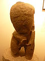 Statue en kersantite d'un dieu de la fécondité retrouvé à la chapelle de la Fontaine-Blanche (époque gallo-romaine ; musée de la fraise et du patrimoine).