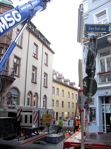 File:12 Einheben von Fertigteilen für die Fischeraubrücke in Freiburg.jpg