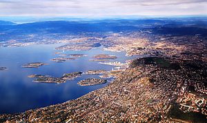 Luftbild einer am Meer gelegenen Stadt und mehreren Inseln