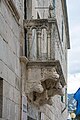 English: Balcony with six lion heads at the former Palace of the prince. 2014 there is the city hall of Rab. Deutsch: Der Balkon am ehemaligen Fürstenpalast hat sechs Löwenkäpfe. 2014 befindet sich die Stadtverwaltung von Rab in diesem Palast.