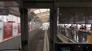 201511272号线列车下行进入动物园站.jpg