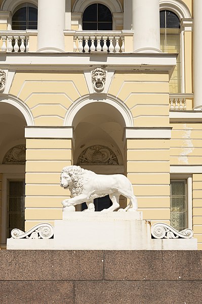 File:2018 SPb Mikhailovsky Palace lion 03.jpg