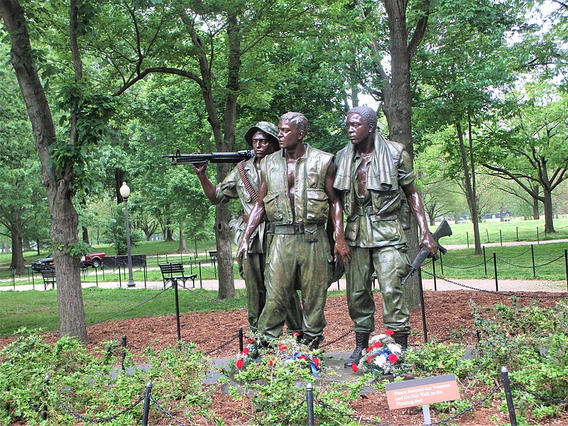 File:2019.05.01-Vietnam Memorial The Three Servicemen - NRHP reference No 01000285.jpg