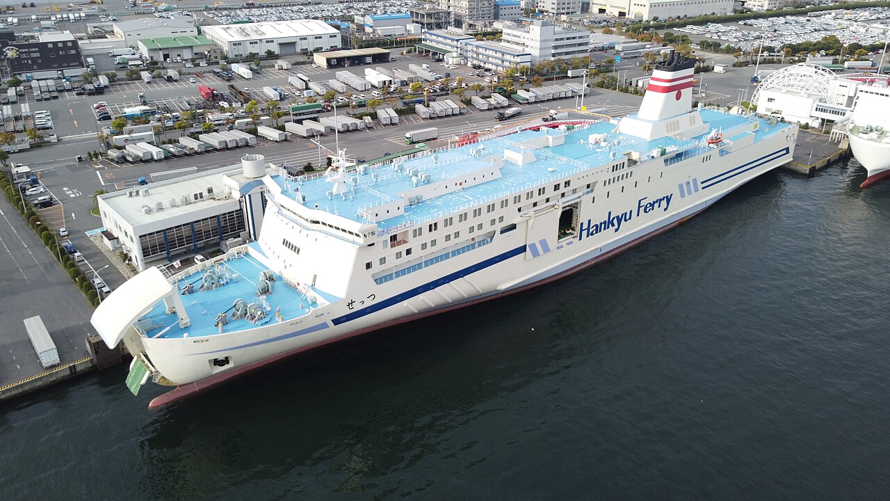 ファイル:2023-04-05 Ferry Settsu JAPAN（Hankyu Ferry）、Rokko Island Ferry  Terminal、六甲アイランドに停泊中の阪九フェリー「フェリーせっつ」DJI 0800.jpg - Wikipedia