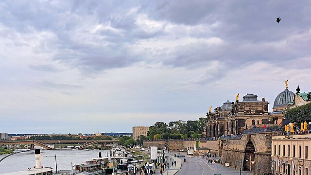 Blick auf die Brühlschen Terrassen am Elbufer in Dresden. Links die eingestürzte Carolabrücke, rechts oben der Heißluftballon D-OOKH