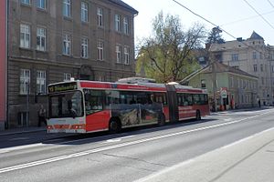 Зчленований двосекційний тролейбус на вулицях міста