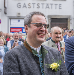 Halbprofil, guckend und lächelnd nach rechts mit Brille