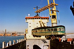 L'automotor sense cabina 703 es carregat al Vaixell Arktis Mayflower, per ser enviat a Cuba, el 21 de gener de 1998.